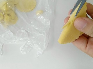 9、破茧成蝶花式馒头,剪出触角。