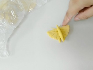 11、破茧成蝶花式馒头,蘸上去。冷水上锅，中小火蒸。