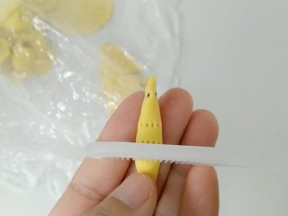 10、破茧成蝶花式馒头,黑芝麻做眼睛，制作出身体。