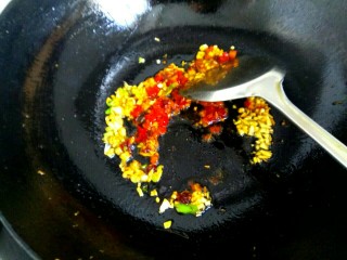 9、鱼香金针菇,放入一勺郫县豆瓣酱炒出红油