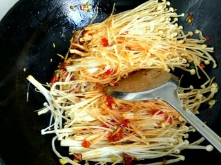 10、鱼香金针菇,放入金针菇，翻炒至变软