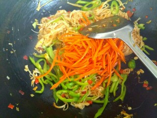 12、鱼香金针菇,放入胡萝卜丝翻炒