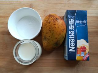 2、酸奶芒果冰淇淋,准备做冰淇淋的材料，称出需要的重量