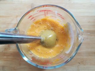 7、酸奶芒果冰淇淋,用料理棒稍微混合一下