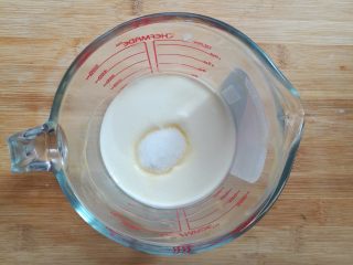 9、酸奶芒果冰淇淋,在杯子里倒入125克的淡奶油和15克细砂糖