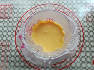 13、酸奶芒果冰淇淋,取一个大号的裱花袋，把冰淇淋糊倒入裱花袋里