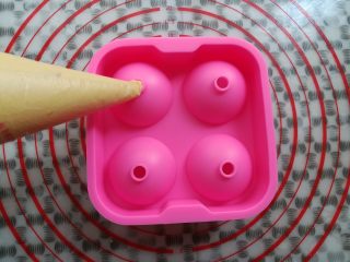 14、酸奶芒果冰淇淋,为了让冰淇淋有哈根达斯的圆润感，我借用了水信玄饼的模具，做出来是球形的，没有这个模具的可以省略