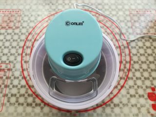 15、酸奶芒果冰淇淋,把冰淇淋桶取出装上电机部分