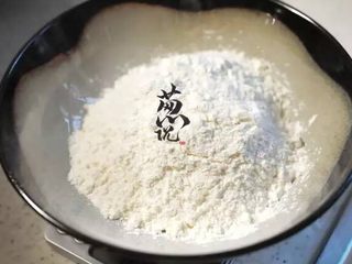 1、葱说 | 自由关西风大阪烧,基底选用中筋或者低筋面粉都可以。中筋面粉吃起来会更有韧劲一些。