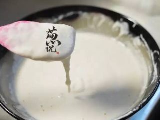 2、葱说 | 自由关西风大阪烧,加入清水和盐后，充分搅拌均匀，没有结块。由于面粉的吸水性不同，用水量仅作参考，以图中所示，稍有流动性，厚酸奶质地为宜。覆上保鲜膜，入冰箱冷藏1-2小时。