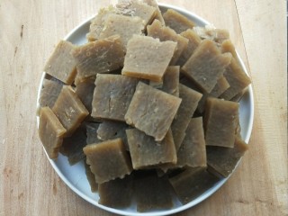 1、门迎百福香辣蒜苗炒焖子,切片。