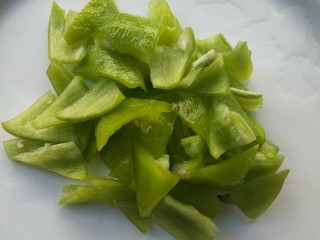 2、门迎百福香辣蒜苗炒焖子,青椒洗净,切片。
