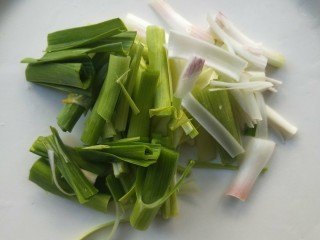 3、门迎百福香辣蒜苗炒焖子,蒜苗洗净,切寸断。