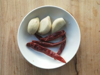 5、门迎百福香辣蒜苗炒焖子,蒜瓣,干辣椒,姜末,葱。