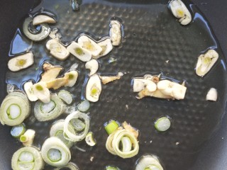 6、门迎百福香辣蒜苗炒焖子,起油锅,放姜葱蒜。