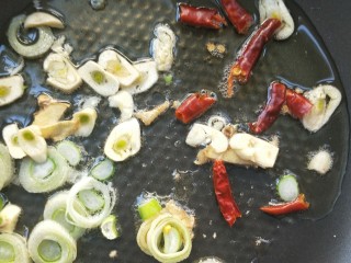 7、门迎百福香辣蒜苗炒焖子,放干辣椒。