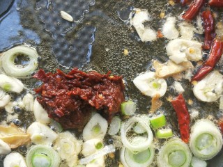 9、门迎百福香辣蒜苗炒焖子,小火慢慢煸炒。