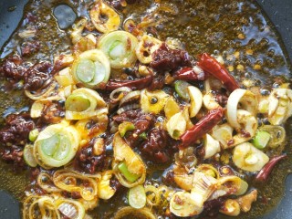 10、门迎百福香辣蒜苗炒焖子,直至炒出红油。