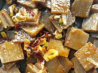 12、门迎百福香辣蒜苗炒焖子,轻轻翻炒。