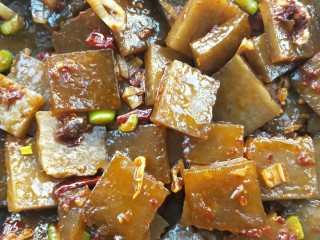 13、门迎百福香辣蒜苗炒焖子,让焖子慢慢吸收红油。