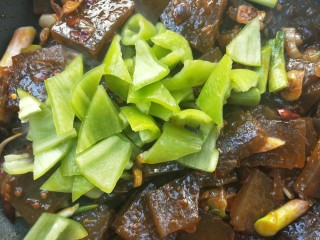 15、门迎百福香辣蒜苗炒焖子,再加青椒。