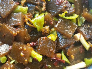 16、门迎百福香辣蒜苗炒焖子,继续翻炒均匀。