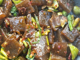 17、门迎百福香辣蒜苗炒焖子,翻炒均匀盛盘。