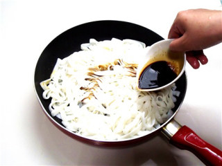 5、粤式干炒牛河,炒锅洗净，烧热1大匙油，放入河粉，加入所有调味料，翻炒至均匀上色。