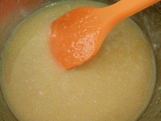 1、五仁馅月饼,转化糖浆和玉米油以及枧水混合，搅打均匀。