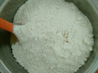 2、五仁馅月饼,加入面粉。