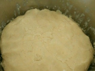 3、五仁馅月饼,翻拌到看不见干粉，盖上保鲜膜静置一个小时。