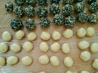 4、五仁馅月饼,称好月饼皮和五仁馅，饼皮20克一个，五仁馅30克。(如果喜欢皮薄就称15克，五仁馅35克)