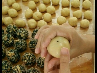 6、五仁馅月饼,也虎口慢慢往下推。