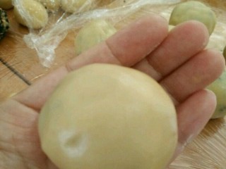 7、五仁馅月饼,包好，搓圆。