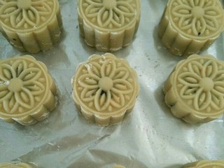 9、五仁馅月饼,压出来放烤盘里，表面喷水。放到预热好的烤箱上管180度下管160度烤五分钟。