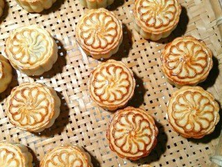 11、五仁馅月饼,刷好放回烤箱，上管160度下管140度，再烤10分钟左右。