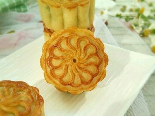 12、五仁馅月饼,凉凉后装到袋子，等回油后更好吃！