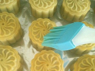10、五仁馅月饼,拿出来刷蛋液，薄薄的一层就可以了。