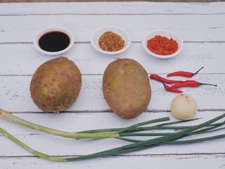 1、川味儿狼牙土豆,食材准备~