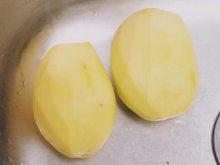2、川味儿狼牙土豆,土豆去皮,洗干净