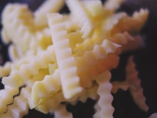 3、川味儿狼牙土豆,用专门的刀具切成长条