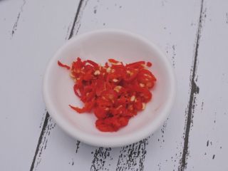 5、川味儿狼牙土豆,小红椒切细末