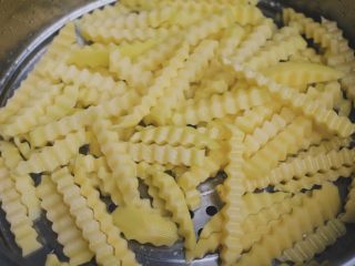 8、川味儿狼牙土豆,把土豆捞出沥干水分