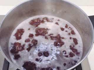 1、红豆汤圆,首先需要一煲红豆汤。有高压锅的用高压锅，方便一点。