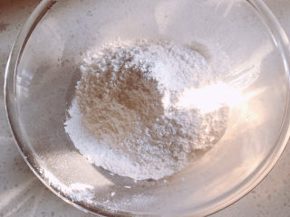 2、红豆汤圆,碗里放适量糯米粉。