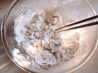 3、红豆汤圆,一边加入清水，一边用筷子搅拌。