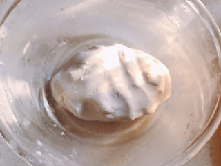 4、红豆汤圆,大部分糯米粉都结成块后用手揉。揉到糯米团不沾手