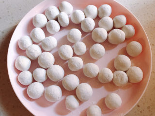 5、红豆汤圆,然后分成自己想要的大小，揉圆。汤圆就做好了。