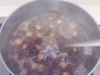 6、红豆汤圆,把汤圆下到红豆汤里。煮到浮起来就可以了