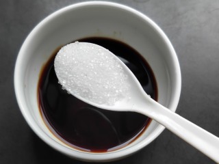 9、鱼香地三鲜,一勺白糖。